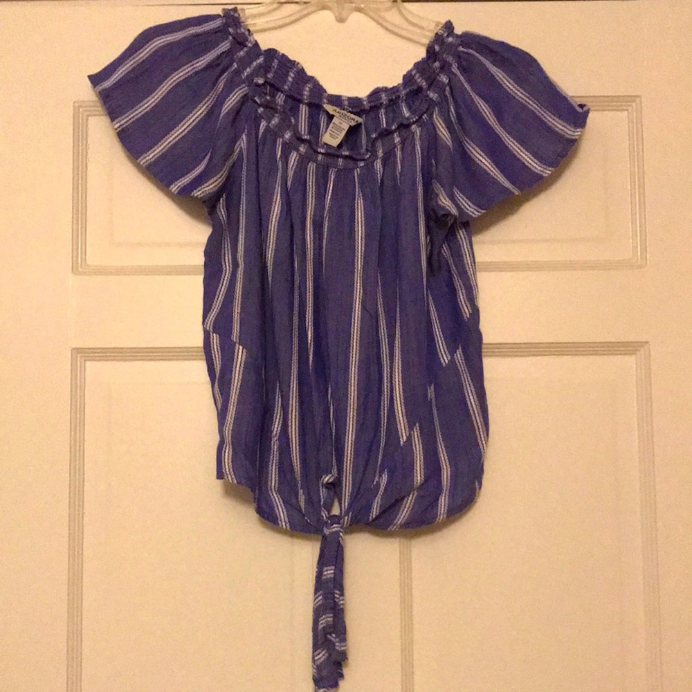 Woman’s pretty top. Made by Arizona.